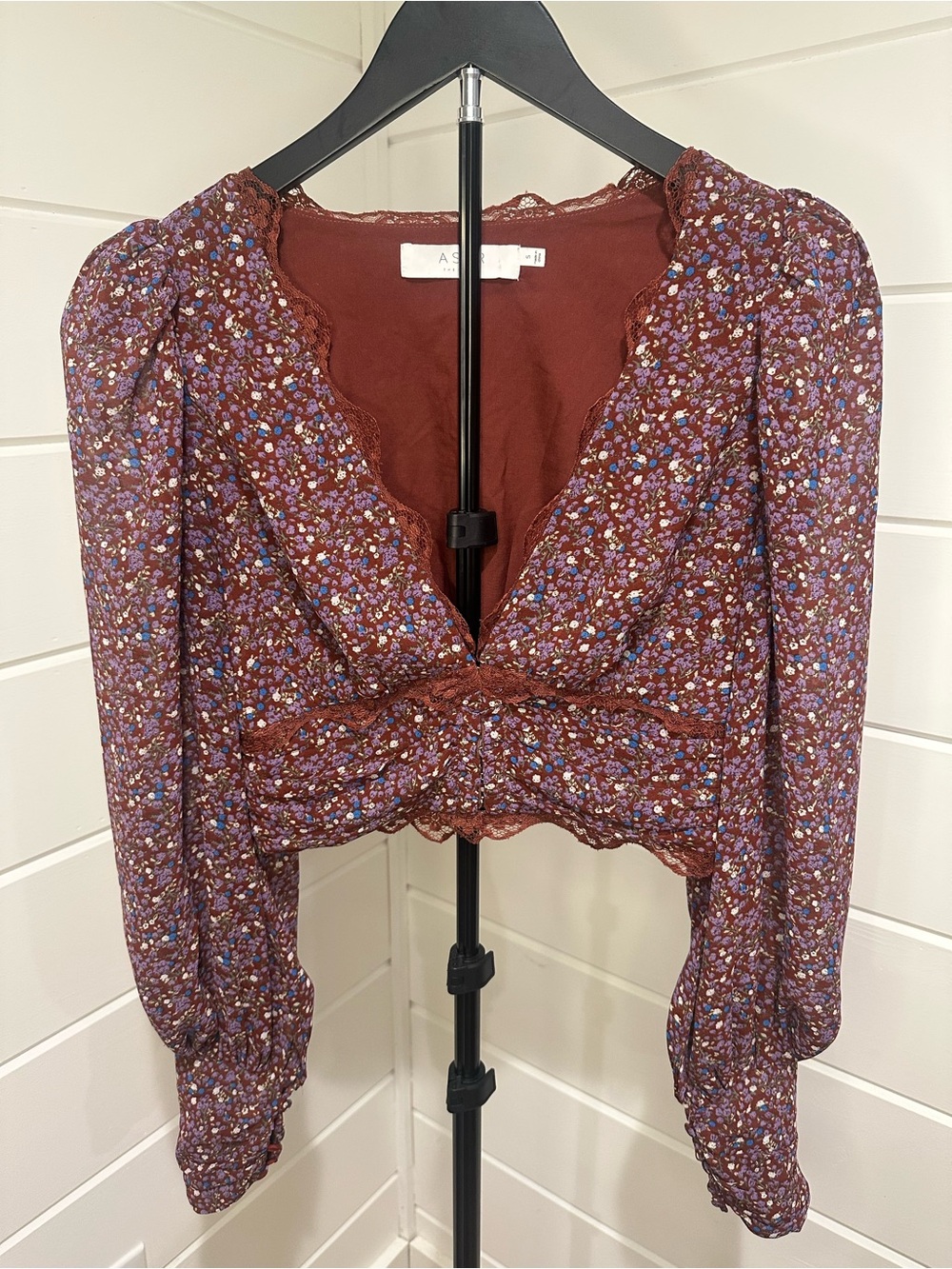 ASTR the Label Zanna Top Brown Purple Ditsy Floral Lace Trim Cropped Blouse S